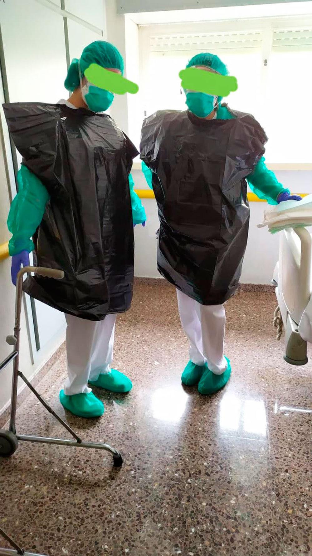 Sanitarias con bolsas de basura en un hospital catalán durante la pandemia / CG
