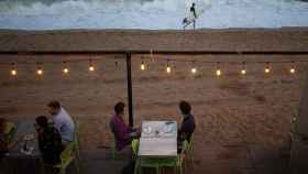 La terraza de un bar de Barcelona frente a la playa / EUROPA PRESS