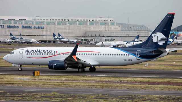 Un avión de la flota de Aeromexico estacionado entre vuelos / EFE