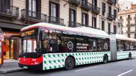Imagen de un autobús de TMB con publicidad en su lateral / EP