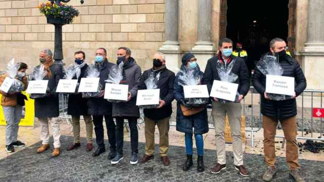 Representantes del comercio y la hostelería, entregando carbón a los consejeros del Govern / BTV