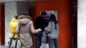Varias personas hacen cola en los cajeros de los bancos durante el coronavirus / EP