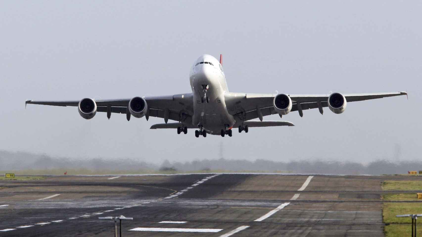 Un avión emprende el vuelo en un aeropuerto / EFE