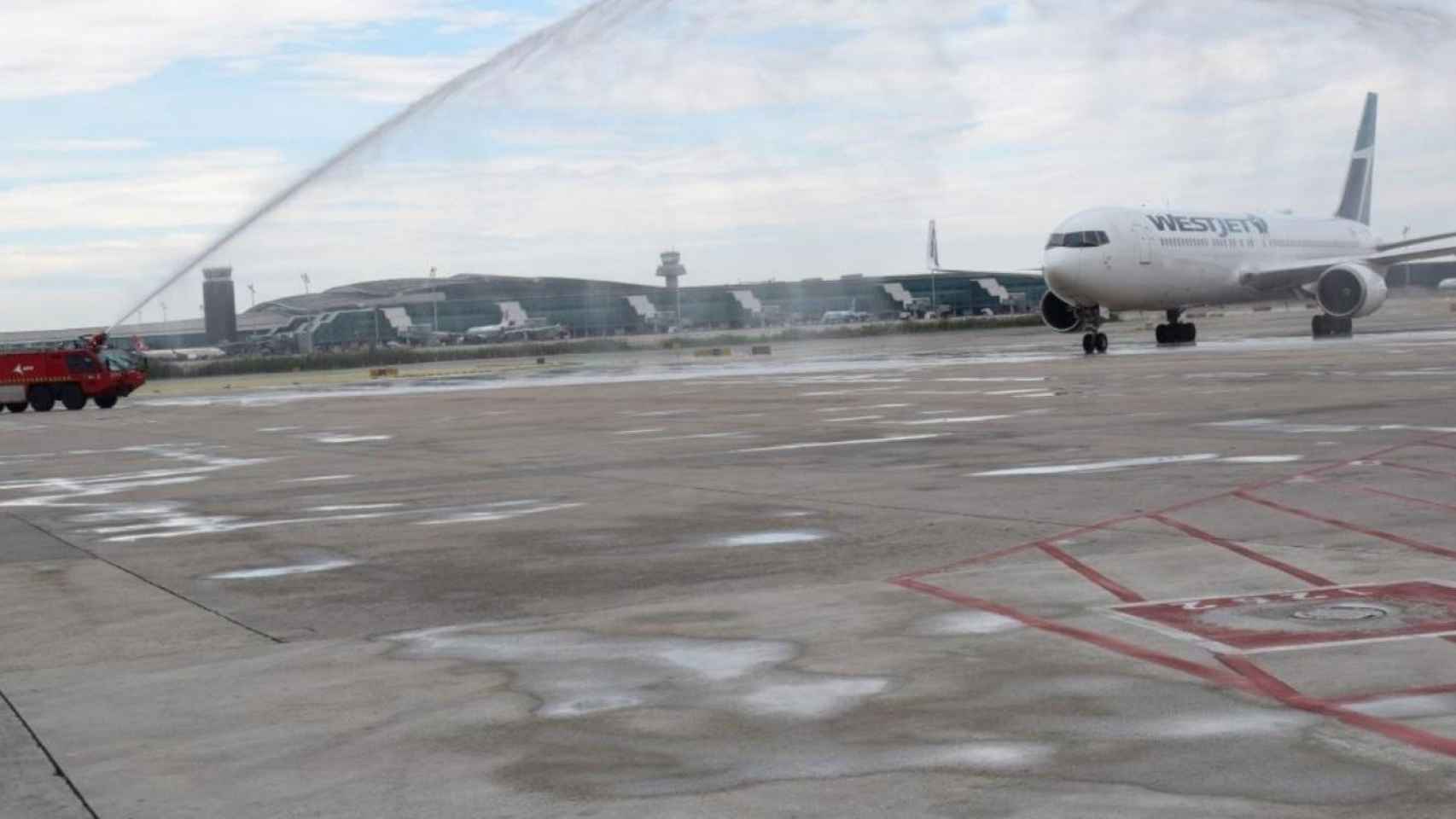 Un avión preparándose para despegar en el aeropuerto de El Prat / EUROPA PRESS