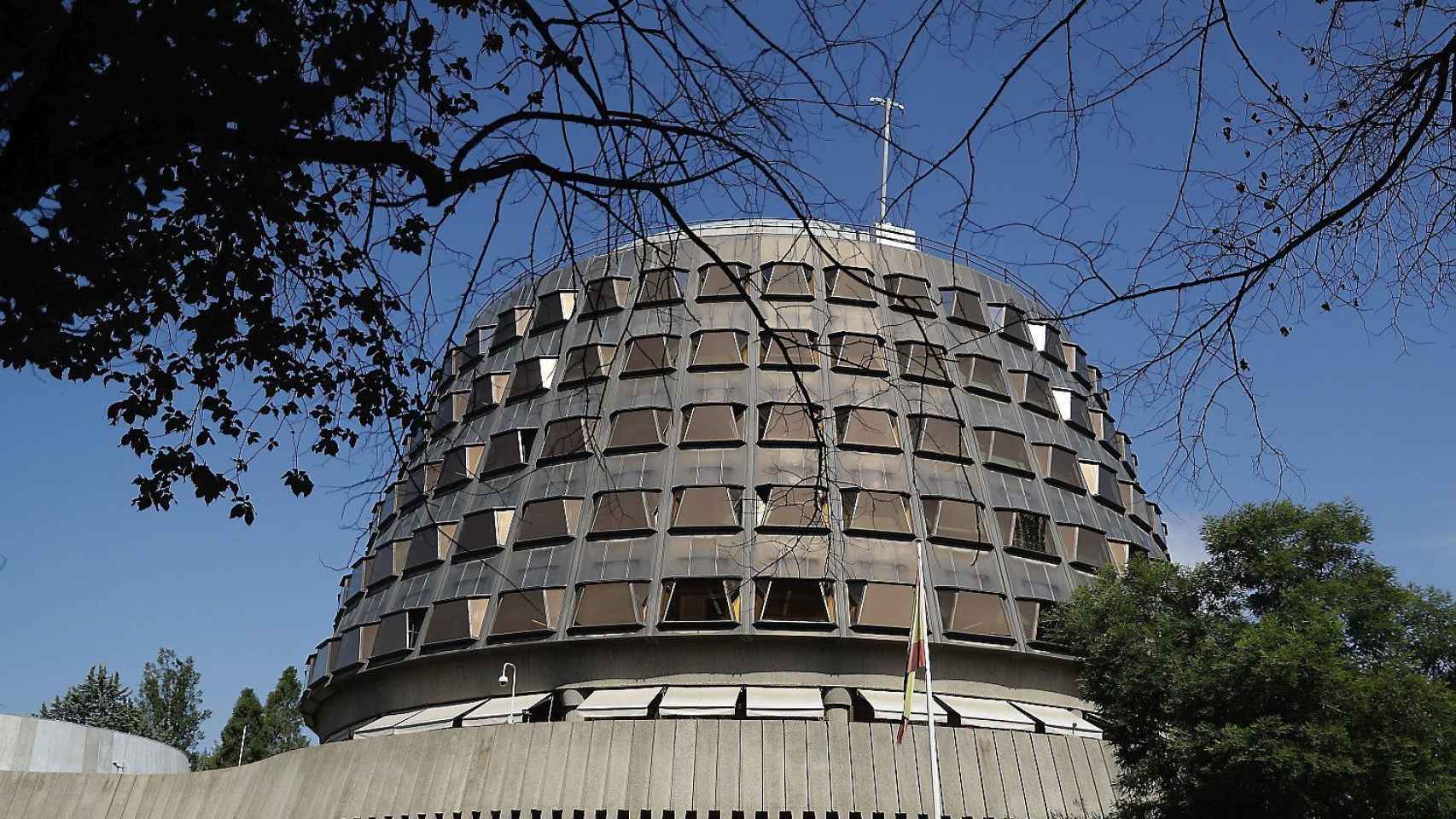 El exterior de la sede del Tribunal Constitucional, que ha anulado la jornada de 35 horas de los funcionarios andaluces / EFE