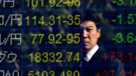 Un hombre observa los indicadores de la bolsa de Tokio durante la sesión de este miércoles, 9 de noviembre / EFE