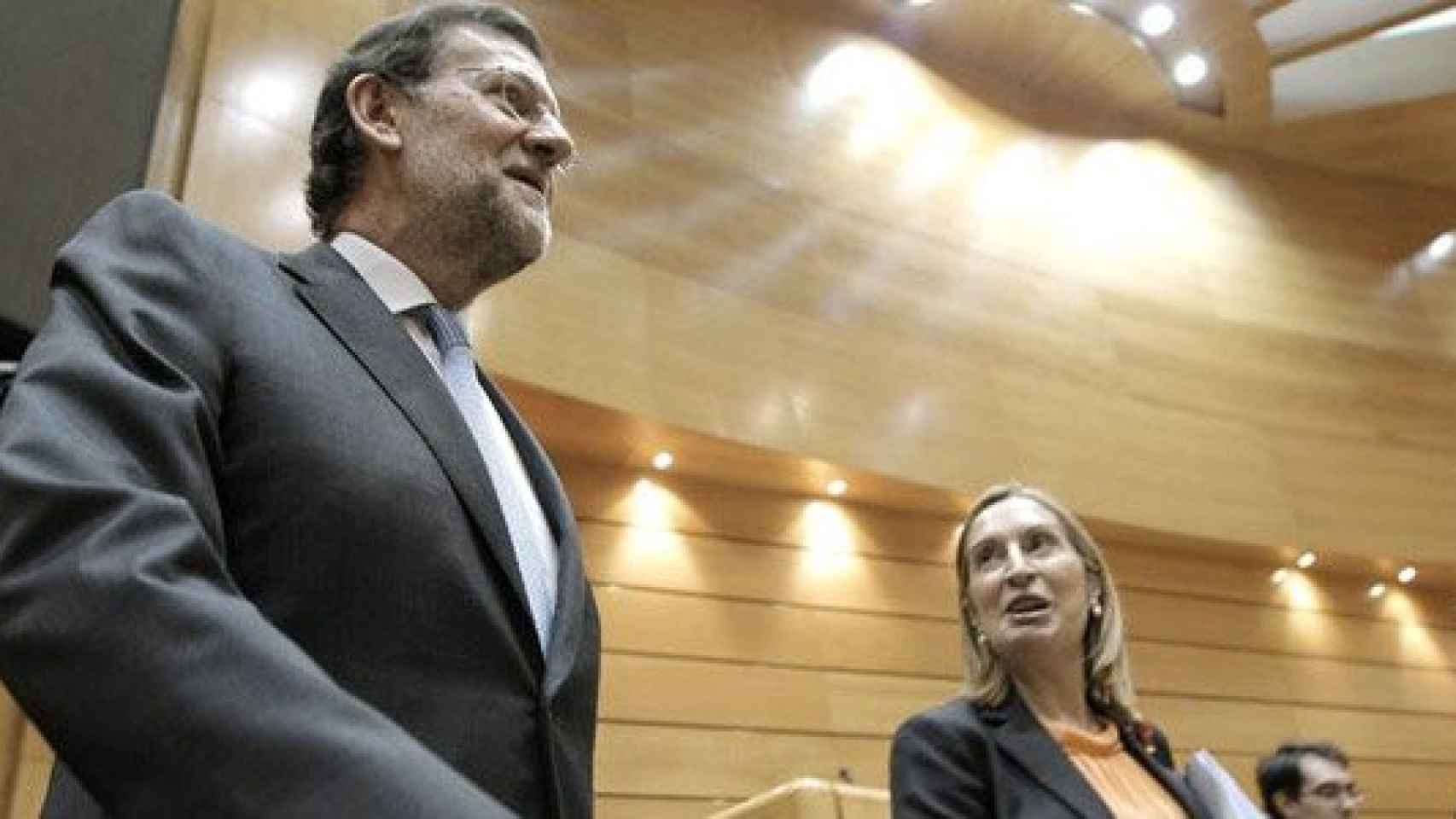 El presidente del Gobierno, Mariano Rajoy (izquierda), y la ministra de Fomento, Ana Pastor (derecha)