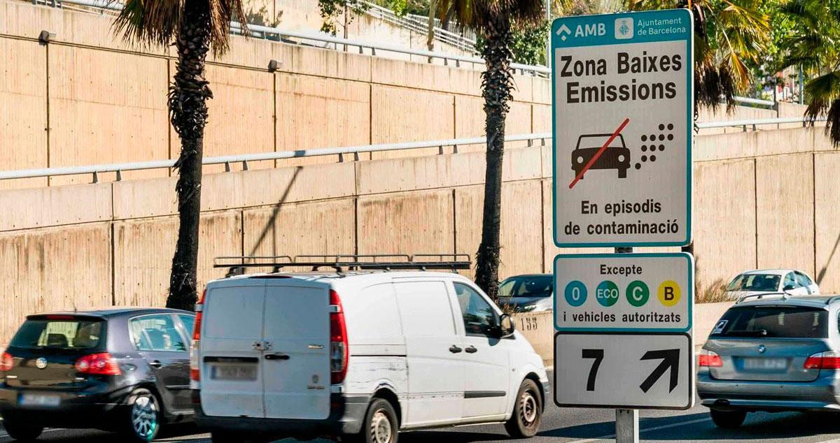 Una furgoneta de transporte pasa ante un cartel de la Zona de Bajas Emisiones (ZBE) / MA