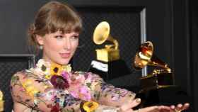 La cantante estadounidense Taylor Swift, ganadora del premio Álbum del año por 'Folklore', al posar con su gramófono, durante la 63a ceremonia anual de los premios Grammy, en el Centro de Convenciones de Los Ángeles, en Los Ángeles (Estados Unidos)  / EFE