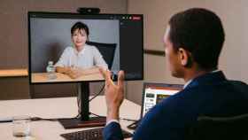 Un usuario utiliza los nuevos dispositivos de Lenovo, entre ellos un monitor Thinkvision y una 'webcam' / LENOVO