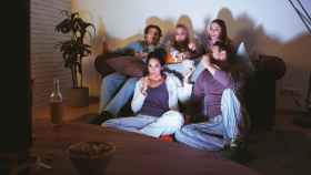 Una familia viendo la televisión / FREEPIK