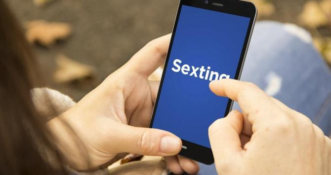 La práctica del 'sexting' está extendida entre los jóvenes / EP