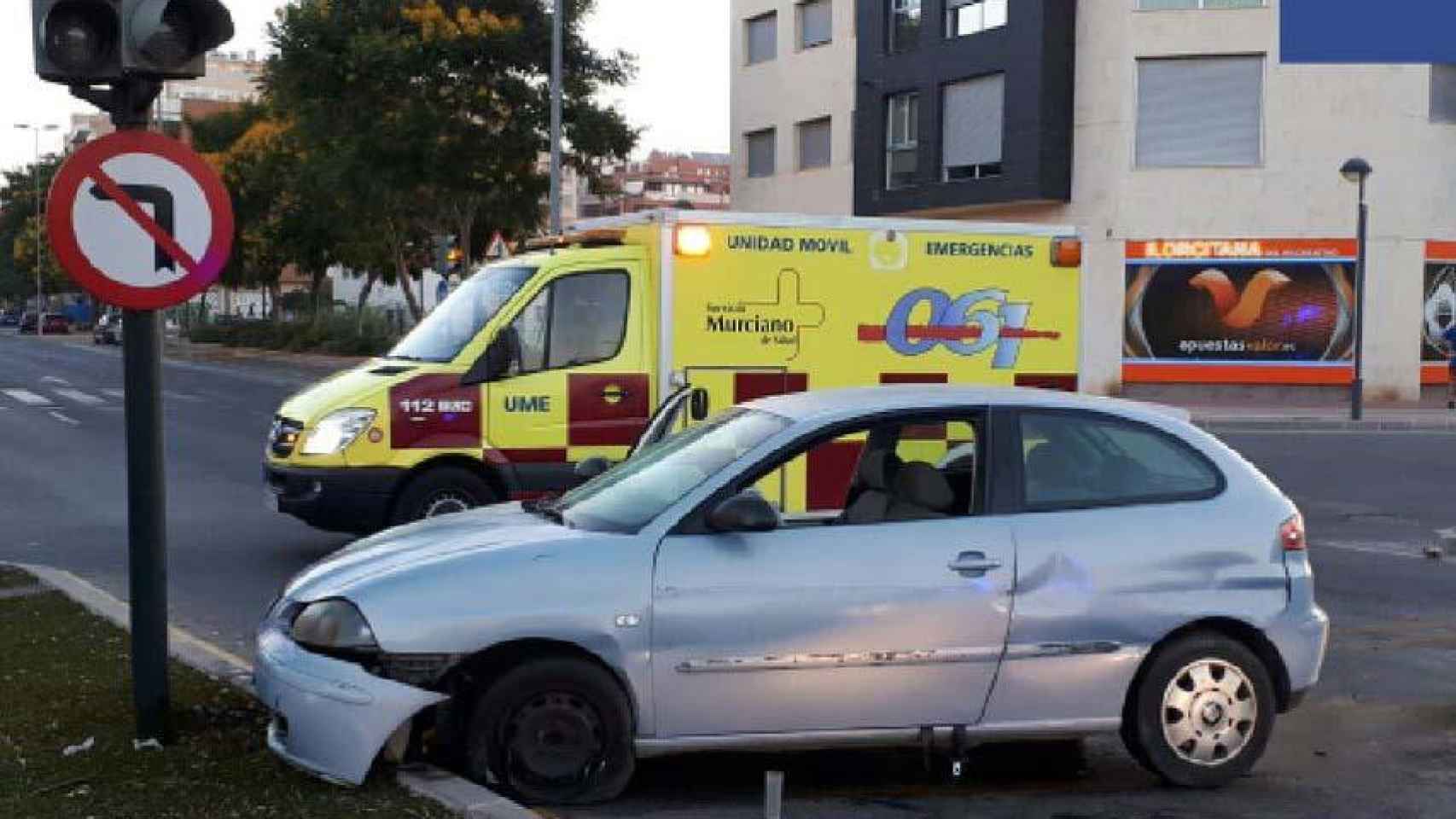 El coche del conductor borracho tras el accidente / TWITTER POLICÍA DE MURCIA