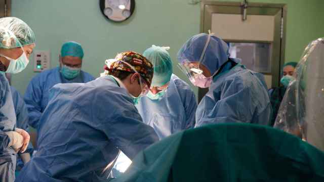 Sanitarios durante una operación / EP