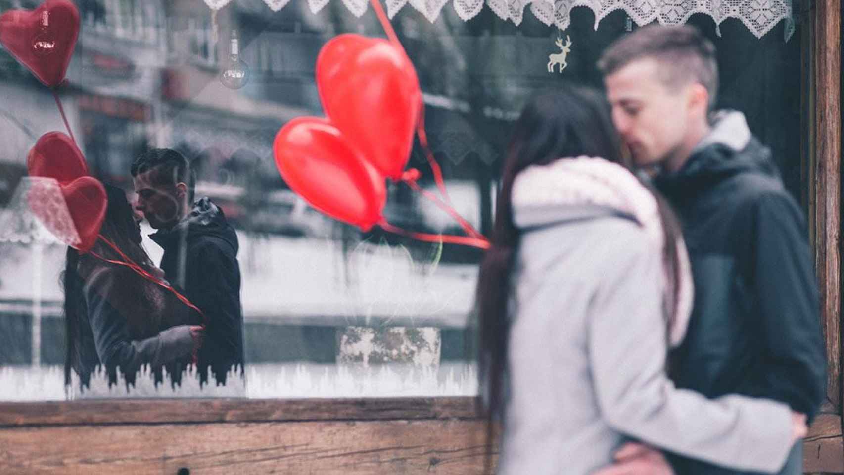 Una pareja se besa frente a un restaurante en el Día de San Valentín / FREESTOCKS.ORG - UNSPLASH