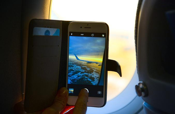 Pasajero haciendo una foto con su móvil durante un viaje en avión / PIXABAY
