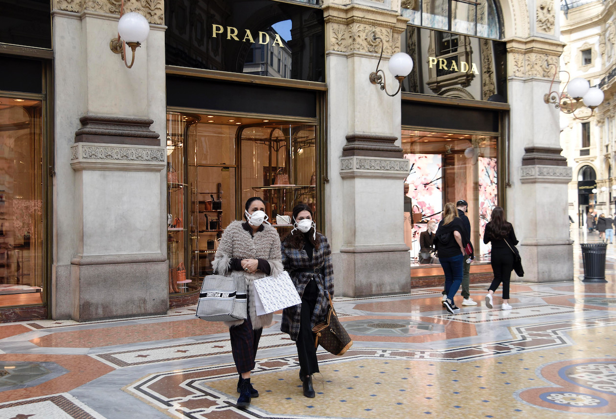 Varios turistas paseando por Milán con mascarilla para protegerse del Coronavirus / AGENCIAS