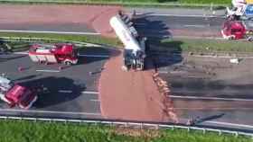 Una foto del chocolate derramado tras volcar el camión que lo transportaba