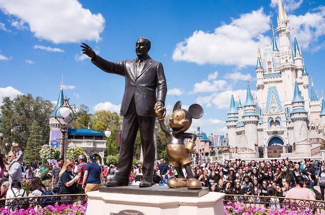 Estatua de Walt Disney con Mickey Mouse / HenningE EN PIXABAY