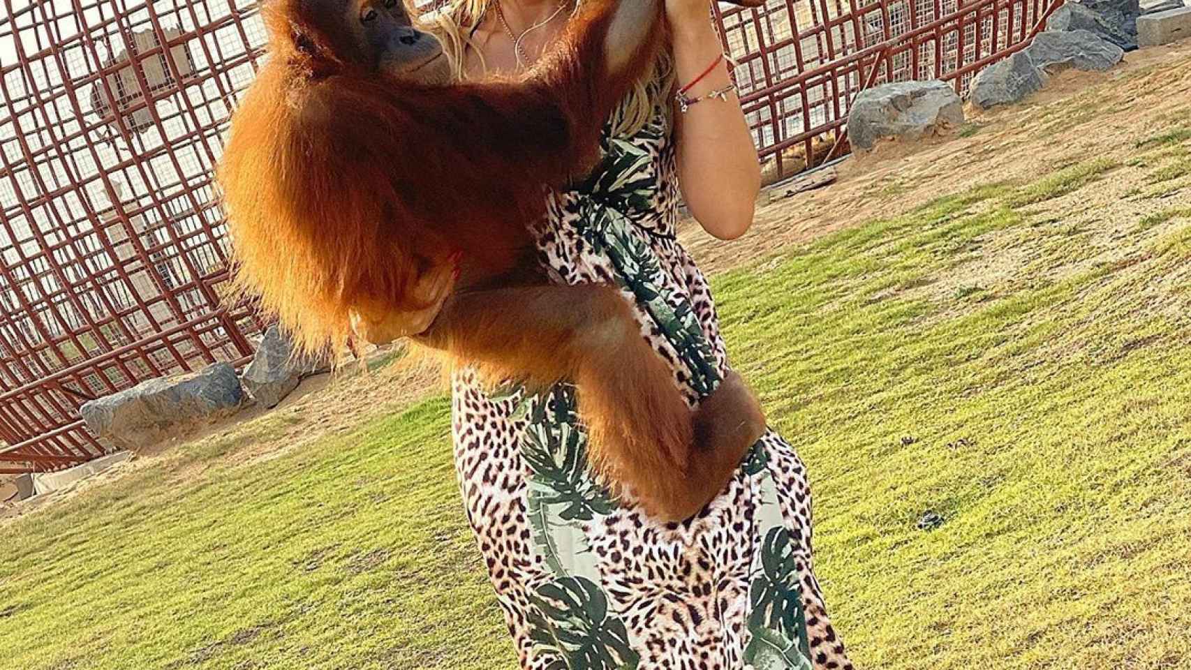 María Teresa Matus con un mono
