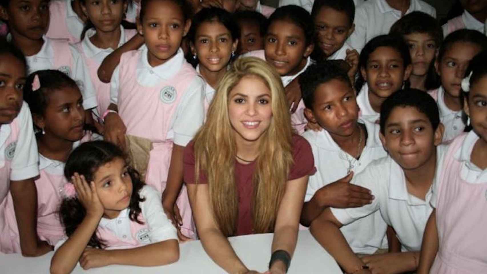 Una foto de archivo de Shakira con niños de su fundación Pies Descalzos