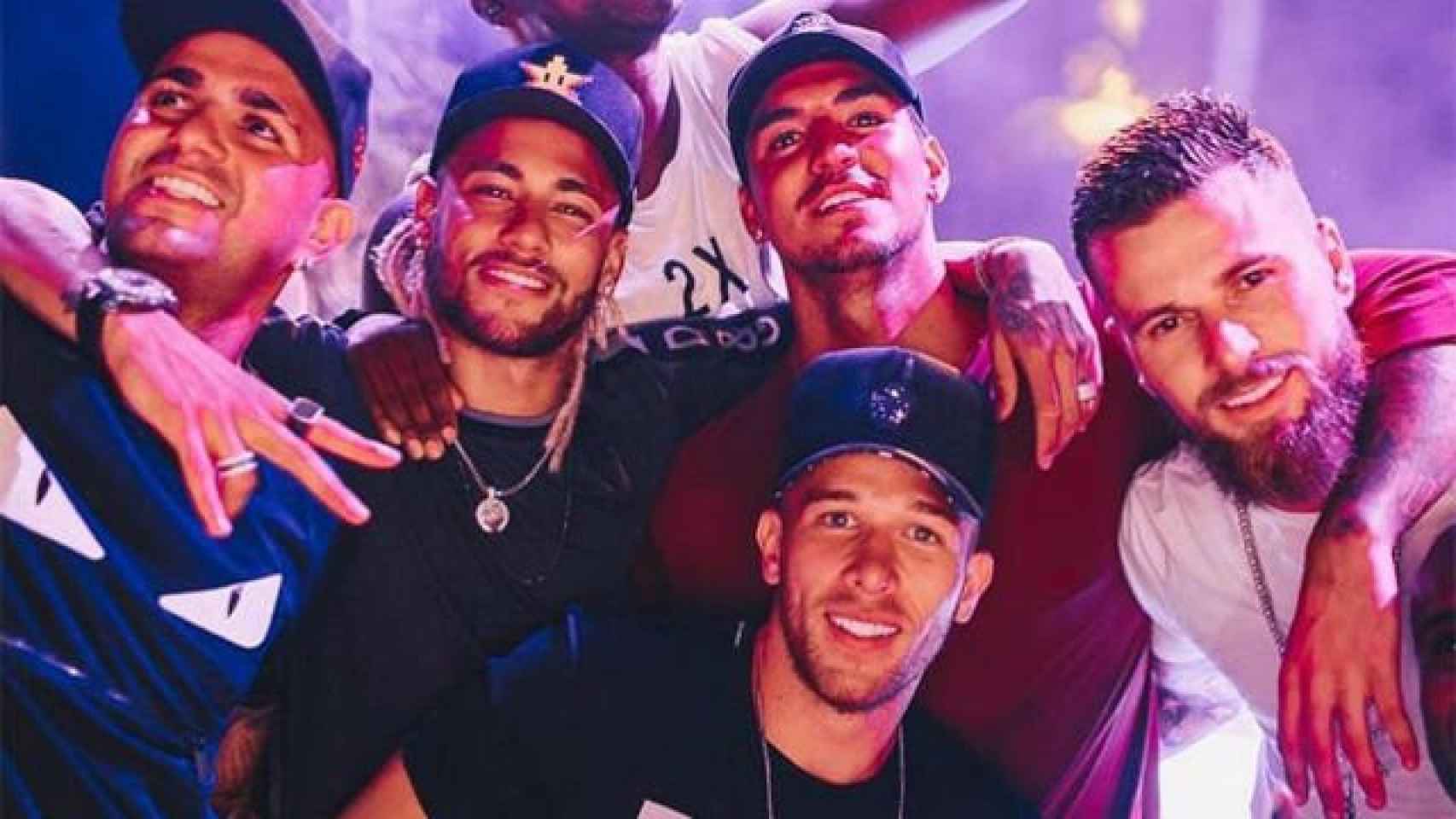 Neymar, Melo y unos amigos de fiesta en Brasile / INSTAGRAM