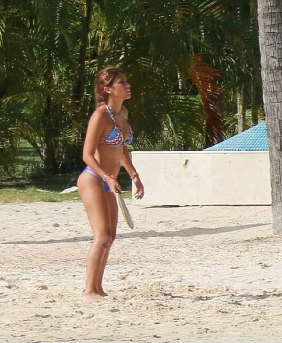 Antonella Roccuzzo jugando a palas en la playa