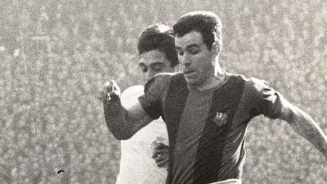 Evaristo Macedo, conocido como el exterminador del Real Madrid, durante un partido con el Barça / FCB