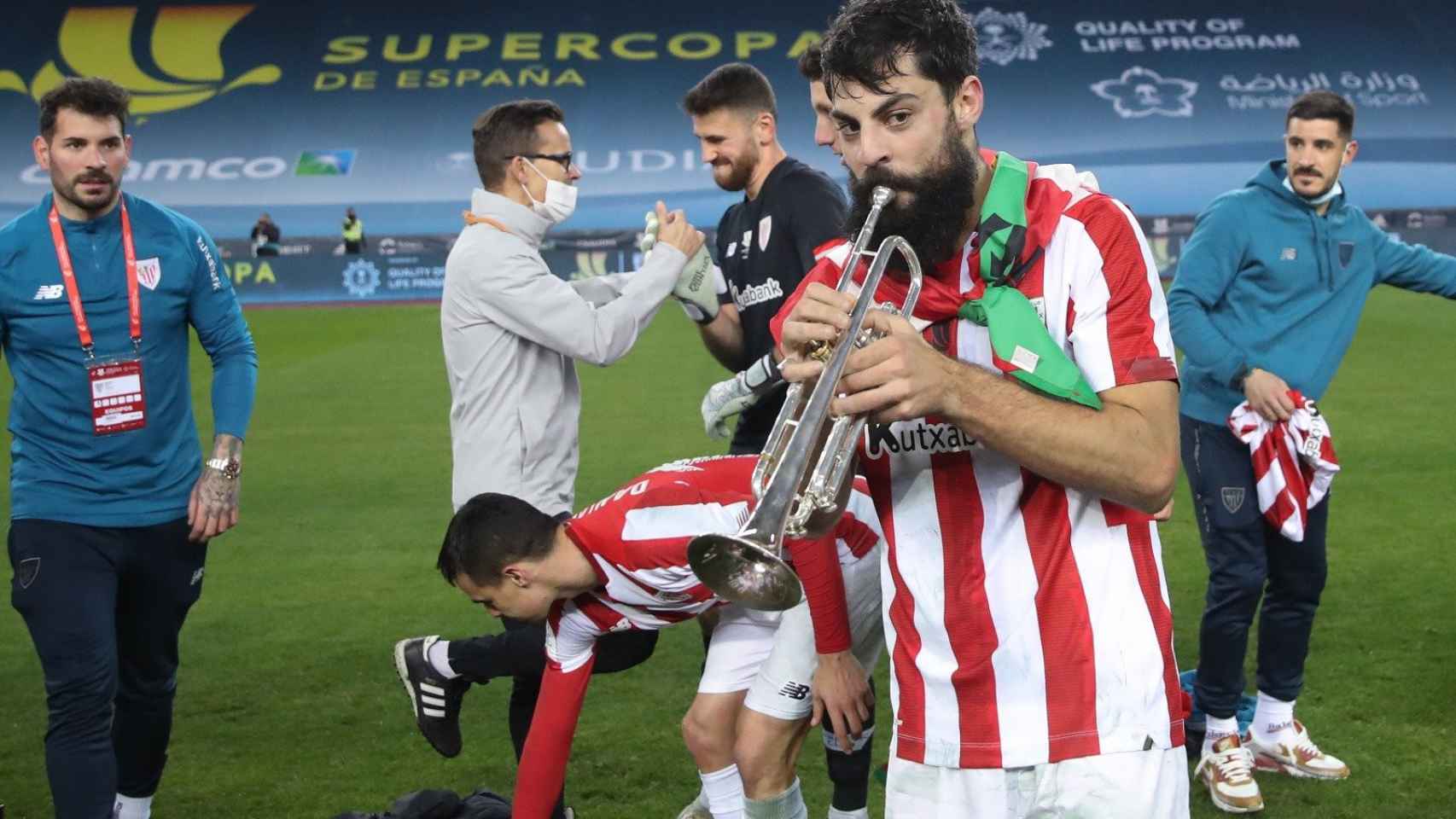Villalibre celebra con una trompeta la victoria del Athletic en la Supercopa de España / REDES