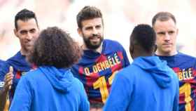 Los jugadores del Barça, con su gesto de apoyo a Dembelé | FCB