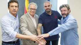 Una foto de Víctor Valdés con Amor, Bakero y Sílvio Elías tras firmar su contrato con el Barça / FCB