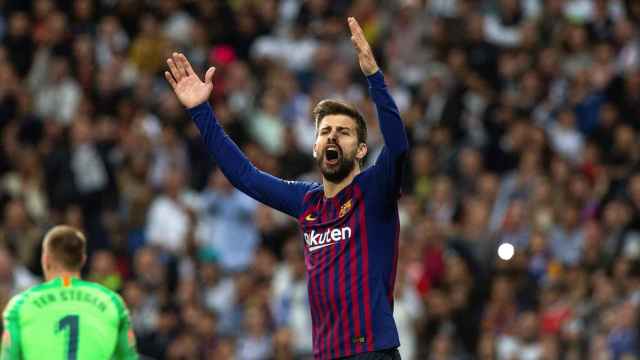 Una foto de Gerard Piqué durante el clásico en el Santiago Bernabéu / EFE