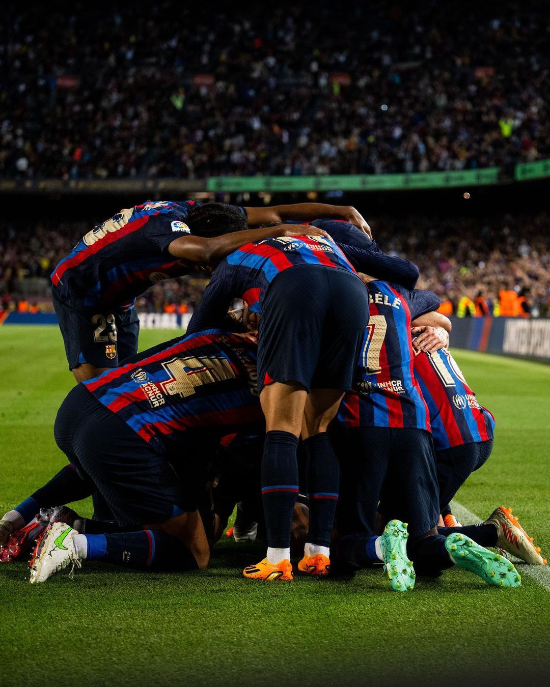 Los jugadores del Barça celebran en piña el gol de Jordi Alba al Osasuna / FCB