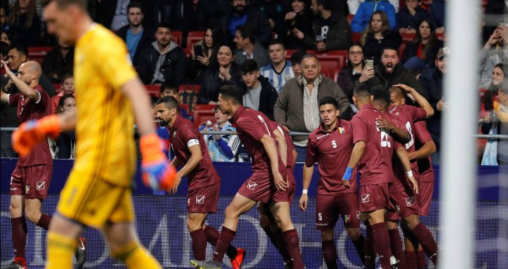 Los jugadores de Venezuela celebran el primer gol de Salomón Rondón EFE
