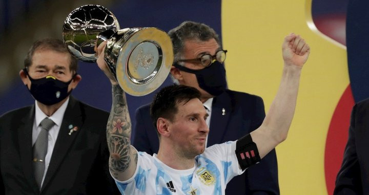 Leo Messi recibe el premio al MVP de la Copa América 2021 / EFE