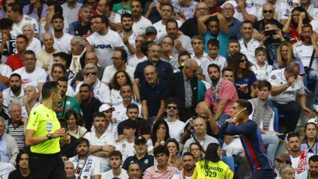 Ferran Torres, celebrando el gol del Barça frente a los seguidores madridistas en el clásico / EFE