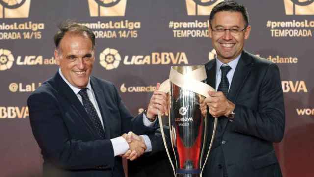 Javier Tebas y Josep María Bartomeu se saludan en una gala de premios de la Liga / EFE