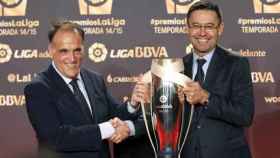 Javier Tebas y Josep María Bartomeu se saludan en una gala de premios de la Liga / EFE
