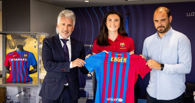 Ingrid Engen, nueva jugadora del Barça femenino, junto al mánager de la sección Markel Zubizarreta y el directivo Xavier Puig / FCB