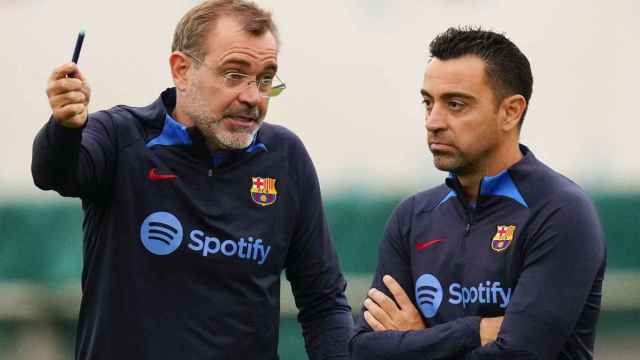 Xavi y su hermano Óscar Hernández, durante un entrenamiento del Barça / EFE