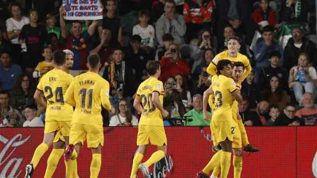 Los jugadores del Barça celebran un gol de Lewandowski / EFE