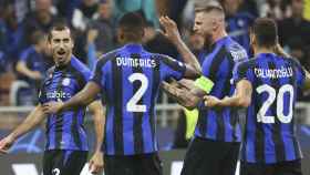 Los jugadores del Inter festejan la clasificación a octavos de Champions  League / EFE
