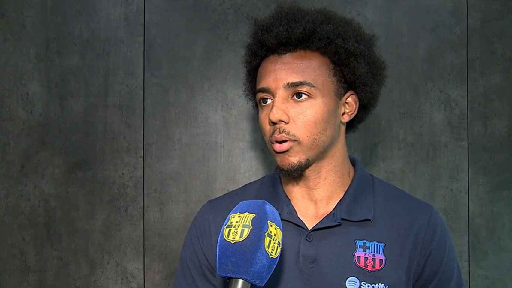 Jules Koundé, atendiendo a los canales oficiales del Barça / FCB