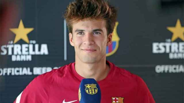 Riqui Puig, siendo entrevistado por los medios del FC Barcelona / FCB