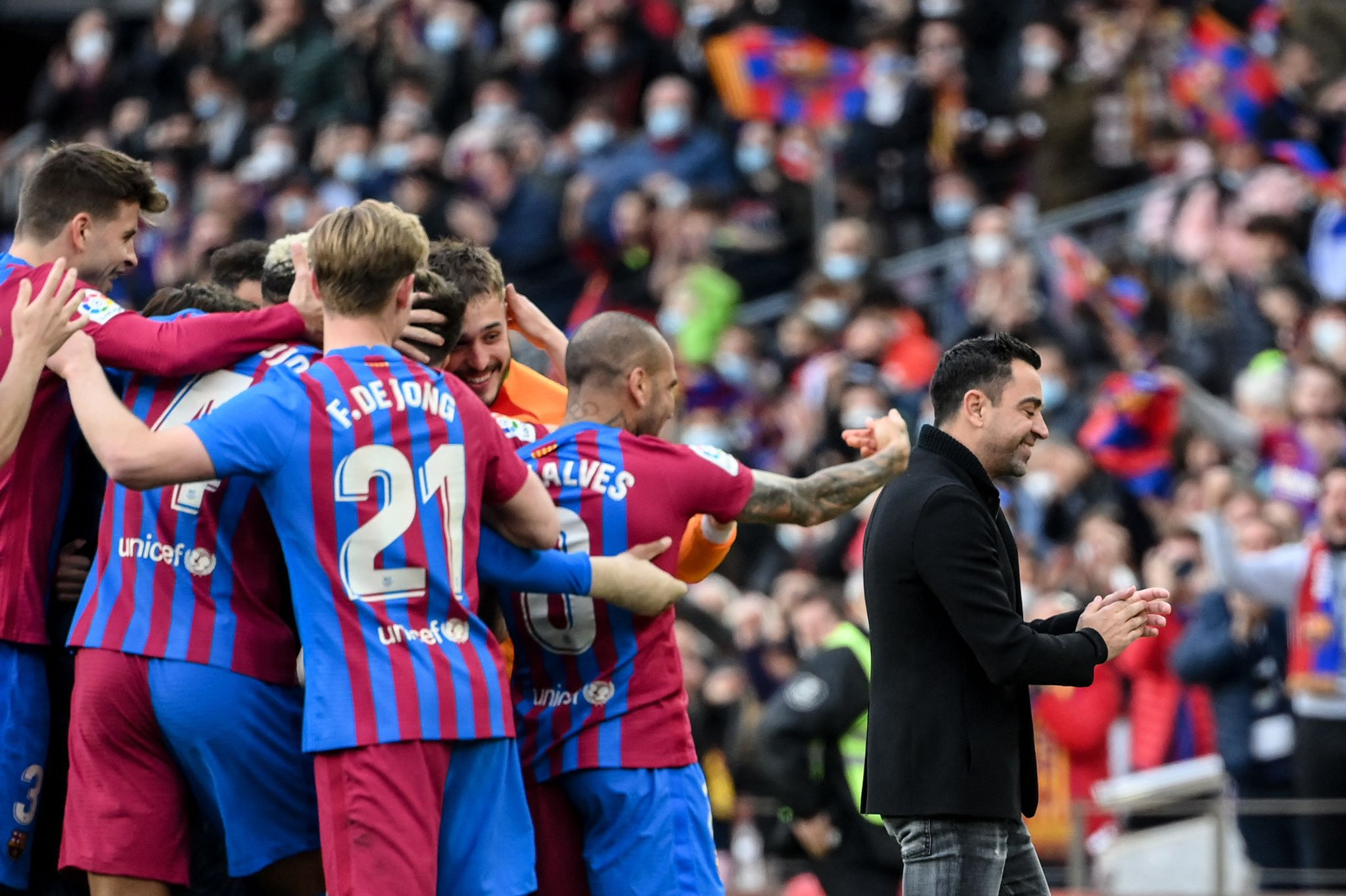 El Barça y Xavi, celebrando uno de los goles contra el Atlético en el Camp Nou / EFE