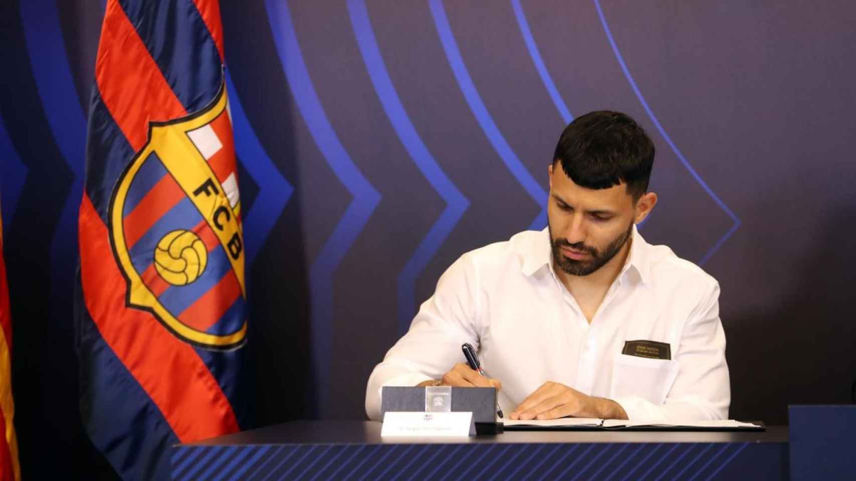 Agüero, en la firma de su contrato con el Barça / FCB