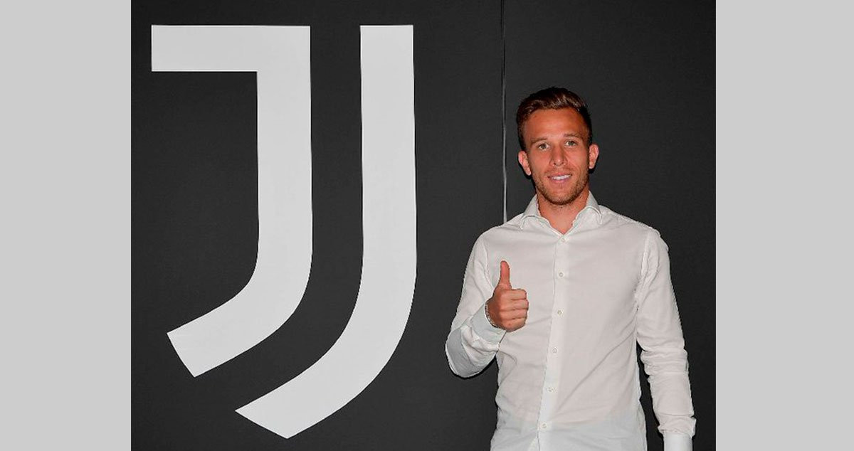 Arthur Melo ya posa con el escudo de la Juventus de Turín / JUVE