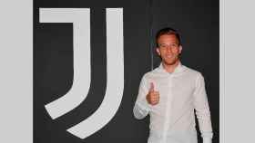 Arthur Melo ya posa con el escudo de la Juventus de Turín / JUVE