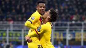 Ansu celebra con Todibo su gol ante el Inter | EFE