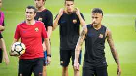 Valverde y Neymar Jr en un entrenamiento / EFE